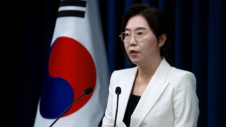 강유정 대통령실 대변인이 12일 서울 용산 대통령실 청사에서 한미 정상회담 개최 관련 브리핑을 하고 있다. /연합뉴스