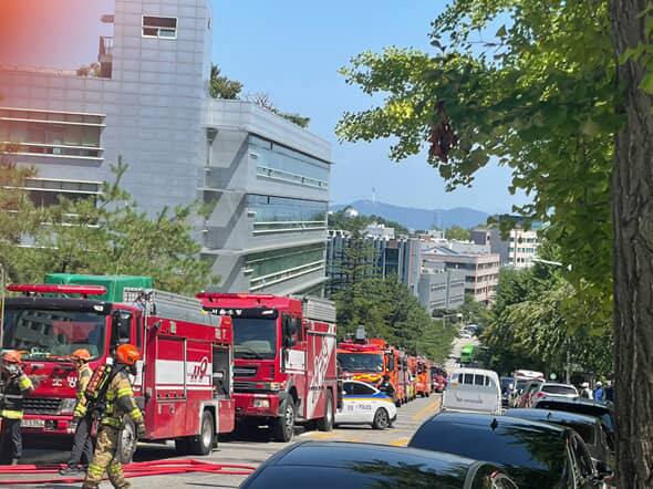 서울대 공학관 인근에 주차된 소방차량들 / 사진 = 시청자 제공