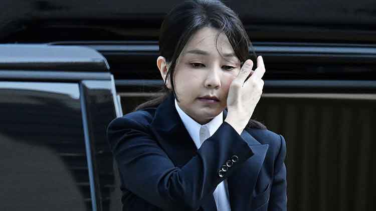 윤석열 전 대통령 부인 김건희 여사가 12일 구속 전 피의자 심문(영장실질심사)을 받기 위해 서울 서초구 서울중앙지법에 출석하고 있다. /연합뉴스