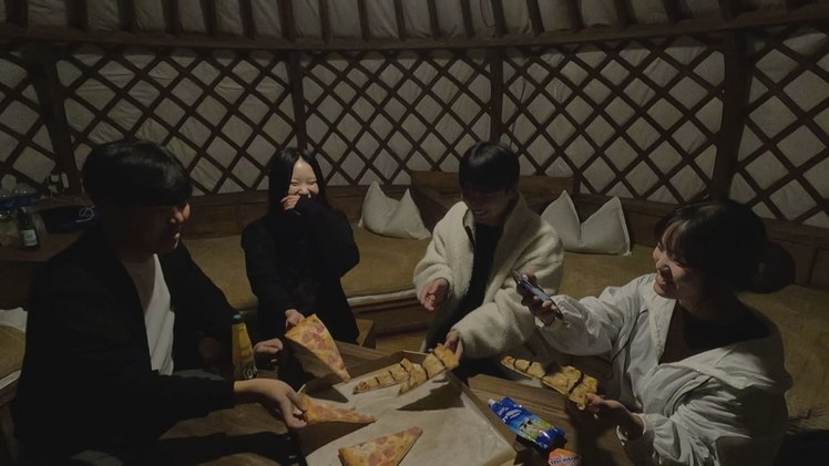 테를지 국립공원의 한 게르에서 만난 황호준·김혜연·정유찬·김서정 씨 동행 그룹