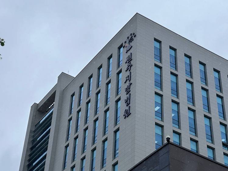 오늘(12일) 오후 2시 전북 전주지방법원에서 '동행 사기범' 옥 모 씨에 대한 첫 공판이 열렸다.