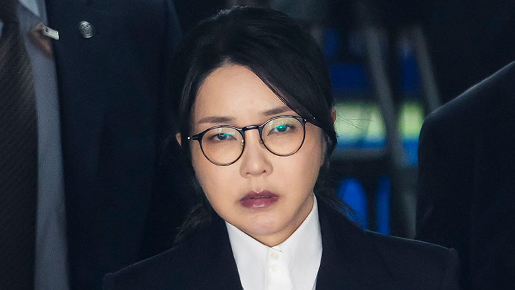 윤석열 전 대통령 부인 김건희 여사가 지난 12일 구속 전 피의자 심문(영장실질심사)을 마친 뒤 서울 서초구 서울중앙지법 청사를 나서고 있다. /사진공동취재단