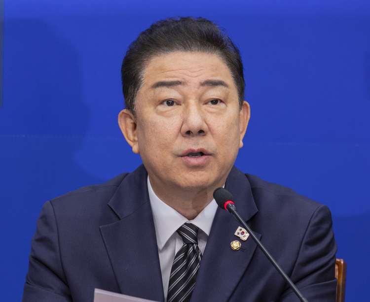 더불어민주당 김병기 원내대표가 13일 국회에서 열린 최고위원회에서 발언을 하고 있다.  /연합뉴스 