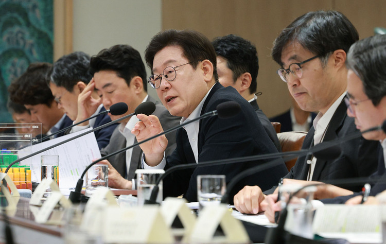 이재명 대통령이 13일 서울 용산 대통령실 청사에서 열린 나라재정 절약 간담회에서 발언하고 있다.  /대통령실통신사진기자단