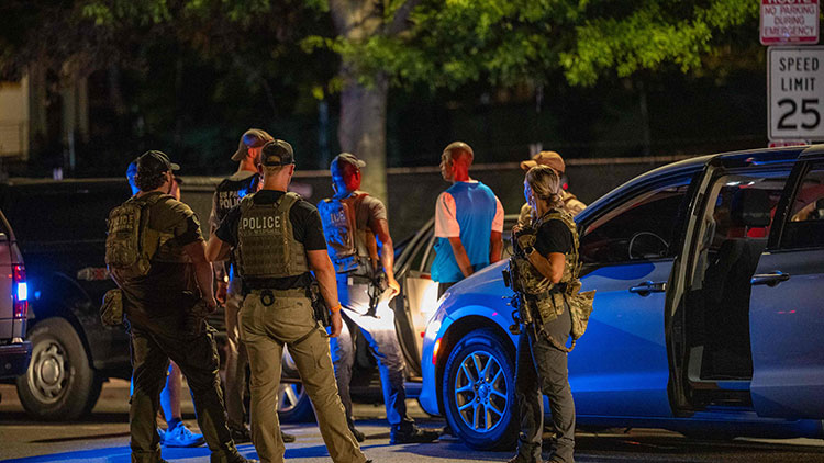 국토안보부(DHS)와 연방 보안관들이 2025년 8월 12일 워싱턴 D.C.에서 운전면허증이 없고 차량 번호판이 만료된 것으로 의심되는 한 개인을 대상으로 교통 단속을 실시하고 있다. /AFP=연합뉴스