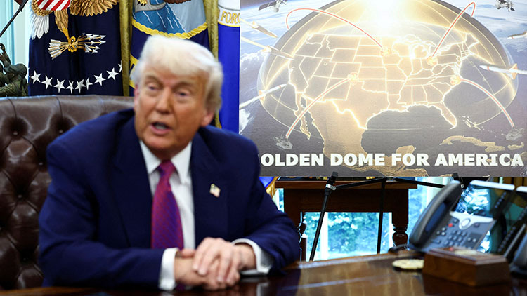 도널드 트럼프 미국 대통령이 2025년 5월 20일 미국 워싱턴 D.C. 백악관 오벌 오피스에서 골든돔 미사일 방어망에 대한 발표를 하고 있다. /REUTERS=연합뉴스