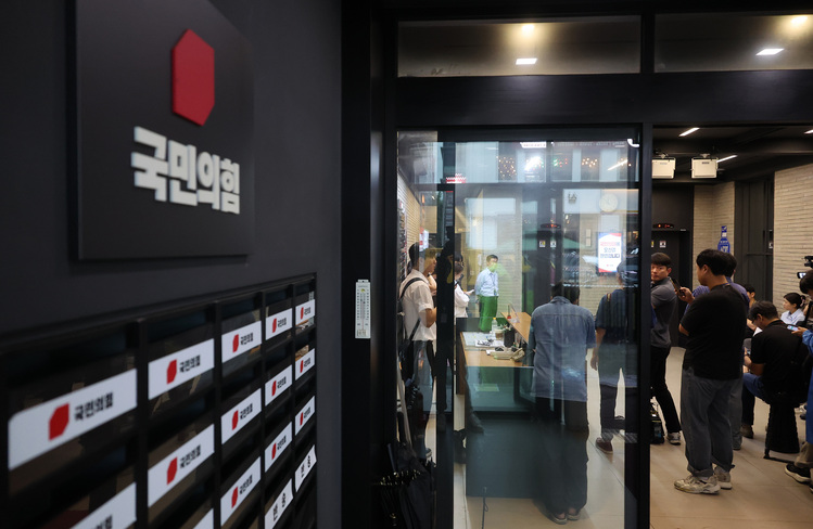 지난 13일 김건희특검이 압수수색 중인 서울 여의도 국민의힘 당사에서 취재진이 대기하고 있다. /연합뉴스 