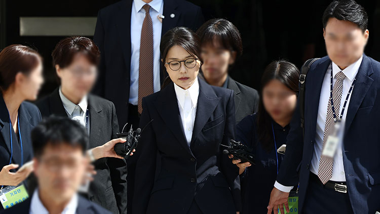 윤석열 전 대통령 부인 김건희 여사가 지난 12일 구속 전 피의자 심문(영장실질심사)을 마친 뒤 서울 서초구 서울중앙지법을 나서는 모습 /사진공동취재단