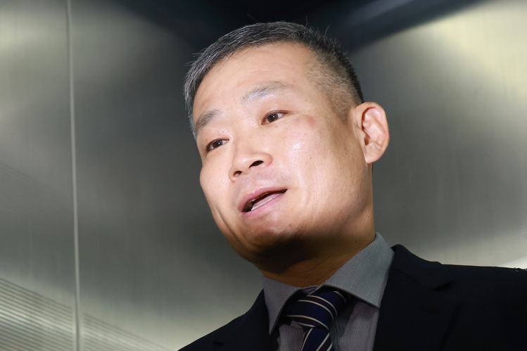 김동혁 전 국방부 검찰단장이 지난 13일 피의자 신분으로 조사받기 위해 서울 서초구 순직해병특별검사팀에 출석하는 모습 /연합뉴스