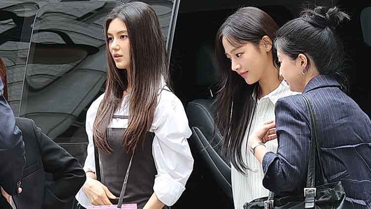 기획사 어도어와 전속계약 분쟁 중인 그룹 뉴진스의 다니엘(왼쪽)과 민지가 14일 서울 서초구 서울중앙지방법원에서 열린 전속계약 유효확인 소송 1심 조정을 위해 법원으로 들어서고 있다. /연합뉴스