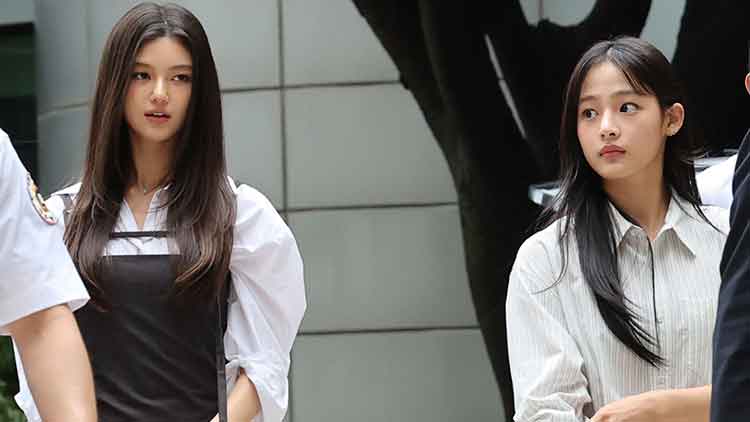 기획사 어도어와 전속계약 분쟁 중인 그룹 뉴진스의 다니엘(왼쪽)과 민지가 14일 서울 서초구 서울중앙지방법원에서 열린 전속계약 유효확인 소송 1심 조정을 위해 법원으로 들어서고 있다. /연합뉴스