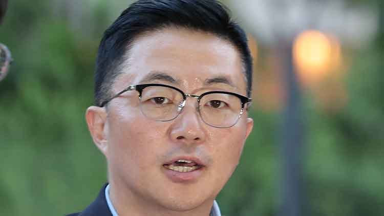 김건희 여사 일가의 '집사'로 지목된 김예성씨가 지난 12일 귀국 직후 인천국제공항에서 체포돼 서울 종로구 김건희특검 사무실로 들어서며 취재진의 질문에 답하고 있다. /연합뉴스