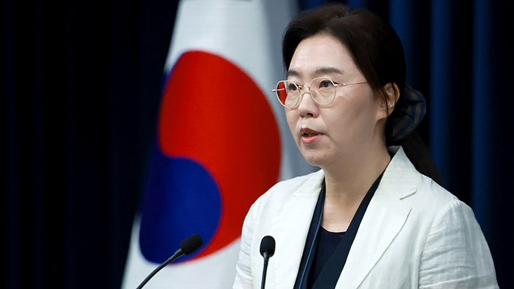 강유정 대통령실 대변인이 14일 서울 용산 대통령실 청사에서 15일 예정된 국민임명식 등 현안 브리핑을 하고 있다./연합뉴스