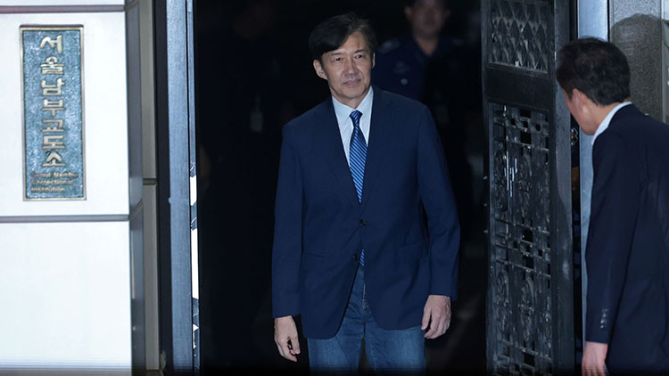 조국혁신당 조국 전 대표가 15일 광복절 특별사면·복권 조치로 출소하며 서울 구로구 남부교도소를 나서고 있다. /연합뉴스 