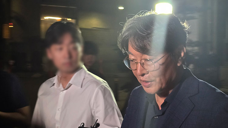 차명 주식거래 의혹을 받는 무소속 이춘석 의원이 15일 마포구 서울경찰청 광역수사단 청사에서 조사를 마친 뒤 귀가하고 있다. /연합뉴스 