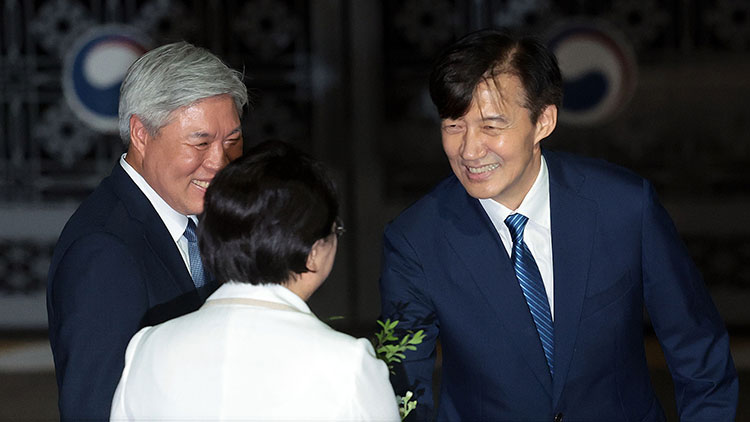 조국혁신당 조국 전 대표가 15일 서울 구로구 남부교도소에서 광복절 특별사면·복권 조치로 출소하며 김선민 당 대표 권한대행과 인사하고 있다. /연합뉴스