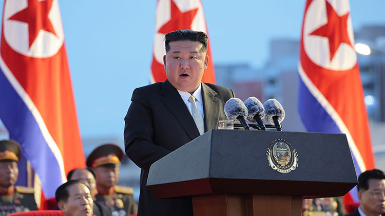 김정은 북한 국무위원장이 지난 14일 평양 개선문광장에서 열린 조국해방(광복) 80주년 경축대회에 참석해 연설을 했다고 조선중앙통신이 15일 보도했다. /연합뉴스 