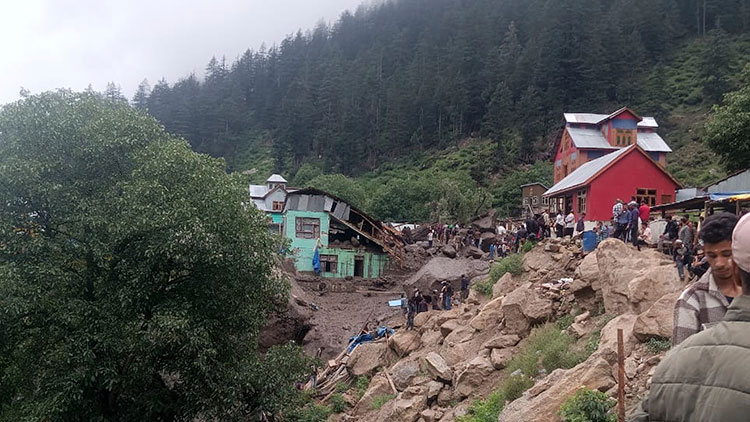 2025년 8월 14일 목요일, 인도령 카슈미르주 초시티 지역의 외딴 산악 마을에서 폭우로 인한 돌발 홍수로 피해를 입은 건물들이 보인다. /AP=연합뉴스