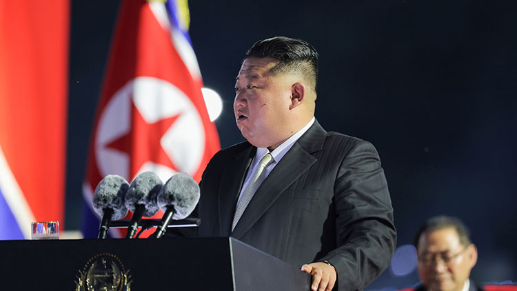 김정은 북한 국무위원장이 지난 14일 평양 개선문광장에서 열린 조국해방(광복) 80주년 경축대회에 참석해 연설을 했다고 조선중앙통신이 15일 보도했다. /연합뉴스