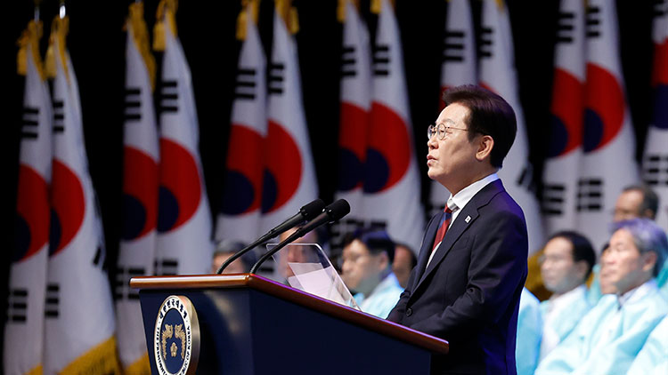 이재명 대통령이 15일 서울 세종문화회관에서 열린 80주년 광복절 경축식에서 경축사를 하고 있다. /연합뉴스 