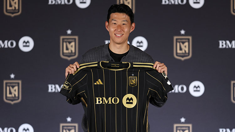 손흥민이 6일(현지시간) 미국 로스앤젤레스(LA) BMO 스타디움에서 열린 로스앤젤레스FC(LAFC) 입단 기자회견에서 유니폼을 들고 기념촬영을 하고 있다. /연합뉴스 