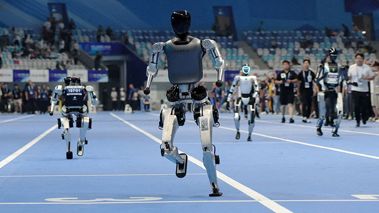 인간형 로봇들이 2025년 8월 14일 중국 베이징 국립 스피드 스케이팅 경기장에서 개최되는 제1회 세계 인간형 로봇 게임 개막식을 앞두고 100m 달리기 시험에 참가하고 있다. /REUTERS=연합뉴스