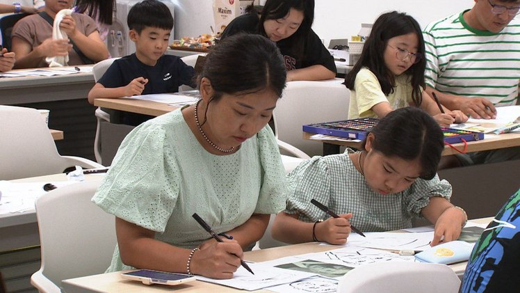경상남도기록원이 주최한 '기록 속 독립운동가 캐리커처 그리기' 행사 / 출처 : 경남기록원