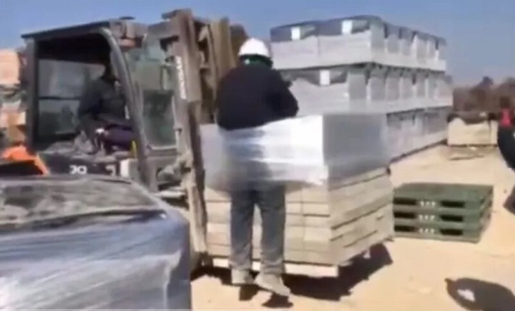 지난 2월 나주에서 외국인 노동자를 지게차로 들어올리는 모습 / 출처 : 이주노동자네트워크