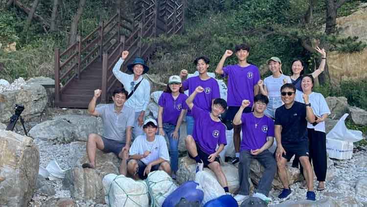 백령도 해양 쓰레기 줍기 봉사활동에 나선 美 비영리 단체 회원들
