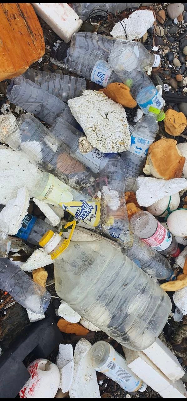 중국어가 적힌 갖가지 생활 쓰레기
