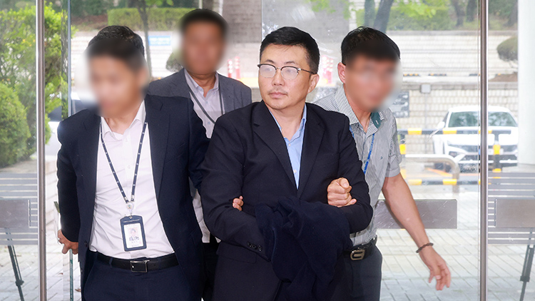 윤석열 전 대통령 배우자 김건희 여사의 '집사'로 지목된 김예성씨가 15일 서울 서초구 서울중앙지법에서 열린 구속 전 피의자 심문(영장실질심사)에 출석하고 있다. /연합뉴스 