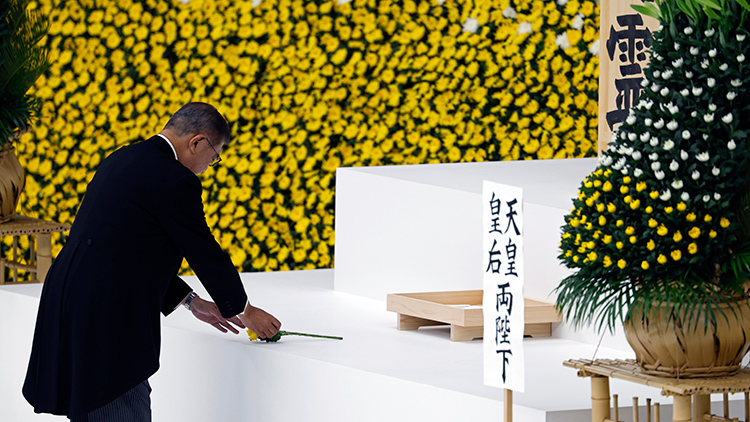 이시바 시게루 일본 총리가 2025년 8월 15일 일본 도쿄에서 열린 제2차 세계대전 종전 80주년 기념식에서 헌화하고 있다. /EPA=연합뉴스