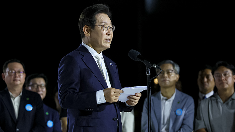 이재명 대통령이 15일 서울 세종대로 광화문광장에서 열린 제21대 대통령 국민임명식 '광복 80년, 국민주권으로 미래를 세우다' 행사에서 국민 대표로부터 '빛의 임명장'을 받은 뒤 대국민 감사 인사를 전하고 있다. /연합뉴스 