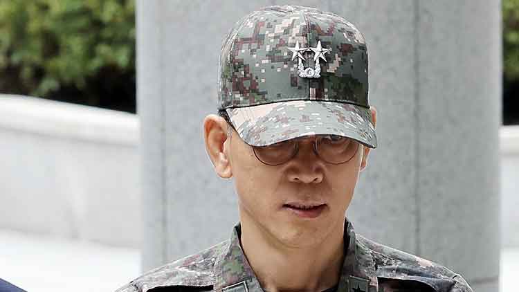 김용대 드론작전사령관이 17일 내란특검 사무실이 마련된 서울 서초구 서울고검에 조사를 받기 위해 출석하고 있다. /연합뉴스