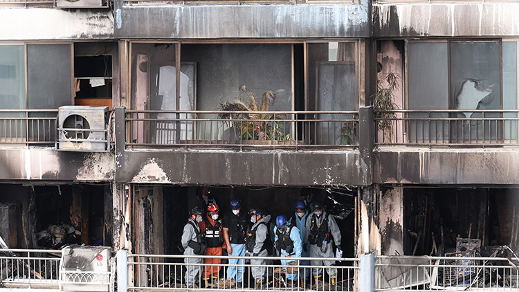 18일 서울 마포구 창전동 아파트 화재 현장에서 경찰과 소방, 관계자들이 합동감식을 하고 있다. /연합뉴스