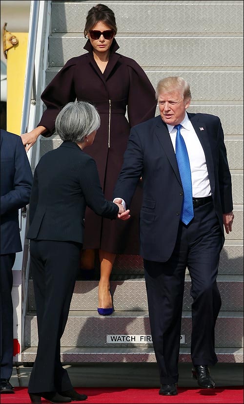 트럼프 대통령과 악수하는 강경화 외교부 장관 2017년 11월 7일 /공동취재단