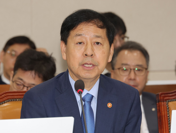 구윤철 경제부총리 겸 기획재정부 장관이 19일 국회에서 열린 기획재정위원회 전체회의에서 의원 질의에 답변하고 있다. /연합뉴스 