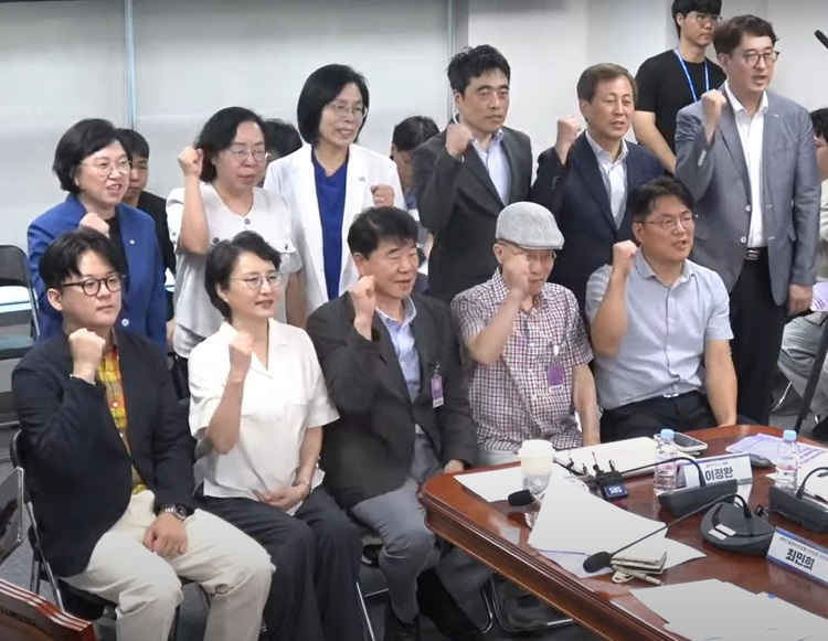 '방송통신위원회 정상화와 미디어 기구 개편 방향' 토론회에서 참석자들과 사진을 촬영 중인 더불어민주당 김현 의원(뒷줄 맨 왼쪽)과 최민희 의원(뒷줄 가운데) /김현 의원 유튜브 캡처