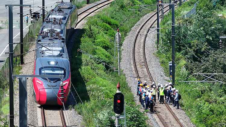 무궁화호 열차가 선로 인근에서 작업 중이던 근로자 7명을 치는 사고가 발생한 19일 경북 청도군 화양읍 삼신리 청도소싸움 경기장 인근 경부선 철로에서 코레일 등 관계자들이 사고가 난 선로를 조사하고 있다. /연합뉴스