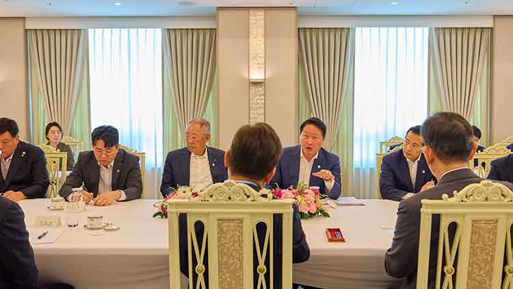 이재명 대통령이 19일 서울 용산 대통령실 청사에서 미일 순방 경제인 간담회 중 참석자 발언을 듣고 있다. 오른쪽부터 김동관 한화그룹 부회장, 최태원 대한상공회의소 회장 겸 SK그룹 회장, 류진 한국경제인협회, 조원태 한진그룹 회장, 서정진 셀트리온 회장. /대통령실 제공