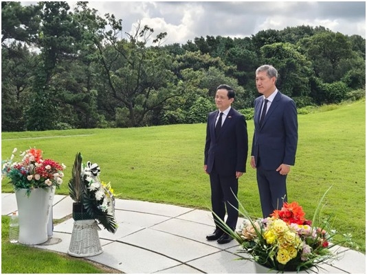고(故) 노태우 전 대통령 묘역을 참배하는 다이빙 주한중국대사(좌)와 노 전 대통령 아들 노재헌 동아시아문화센터 이사장. /주한중국대사관 위챗