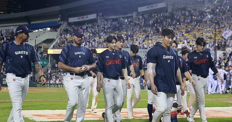 20일 LG 트윈스와 경기에 패한 롯데 자이언츠 선수들이 더그아웃을 향하고 있다. /연합뉴스