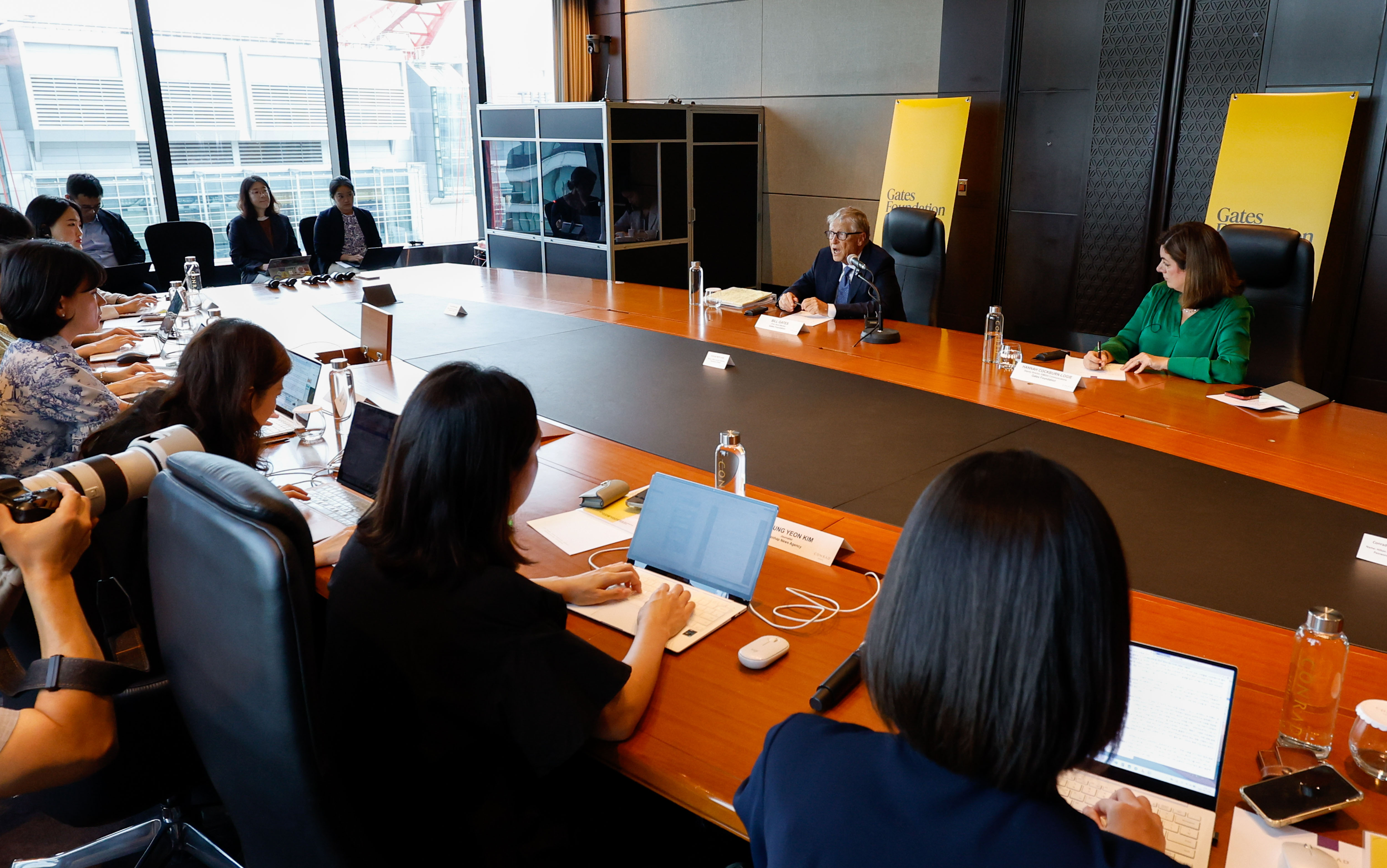 빌 게이츠 게이츠재단 이사장이 21일 서울의 한 호텔에서 외교부 출입기자단과 기자간담회를 하고 있다. /외교부 공동취재단