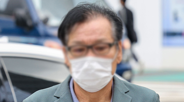 영장심사를 포기한 건진법사 전성배 씨가 21일 민중기 특별검사팀 사무실이 마련된 서울 종로구 KT 광화문빌딩 웨스트에서 대기하기 위해 출석하고 있다. / 연합뉴스