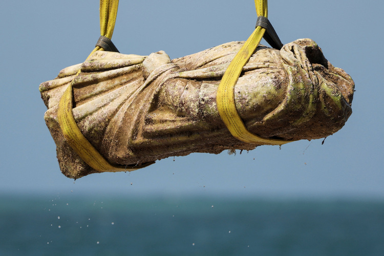 이집트 북부 아부키르만 앞 지중해에서 끌어올린 고대 유물 /REUTERS=연합뉴스 