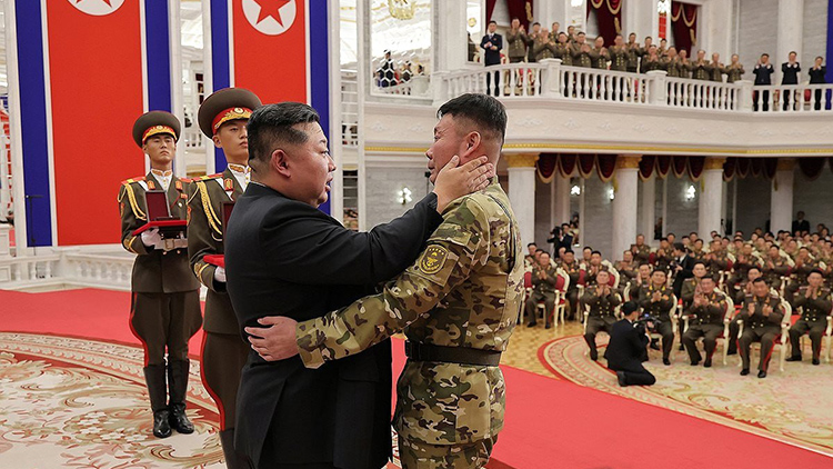 김정은 국무위원장은 국가표창수여식에서 직접 연설하며 부대원들의 공적을 치하했으며 전투에서 위훈을 세운 부대원들에게 공화국영웅칭호를 직접 수여하고 전사자들의 초상 옆에 공화국 영웅 메달을 직접 달아줬다.