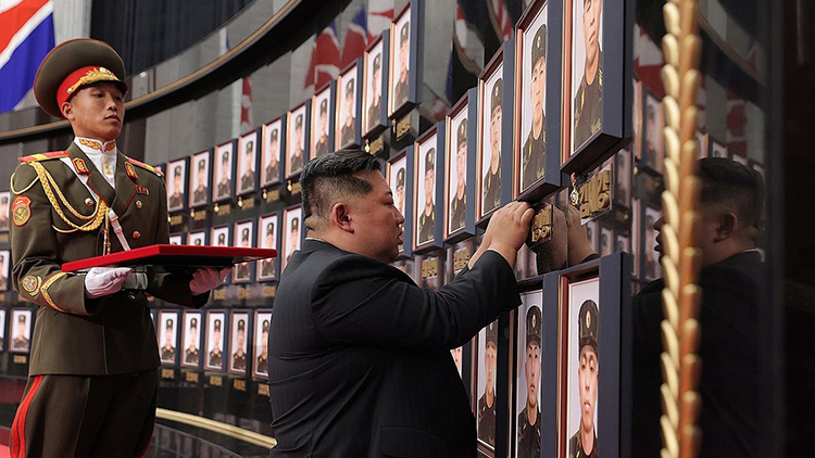 북한이 러시아·우크라이나 전쟁에 파병된 지휘관·전투원들에게 국가표창을 수여하고 축하공연과 연회를 마련하는 등 파병 부대원을 예우하는 성대한 행사를 벌였다.  또, '추모의 벽'에 헌화하고 묵념했으며, 전사자 유족을 만나 위로했다고 조선중앙통신이 22일 보도했다. 