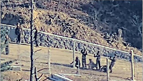 전선지역에서 철책 설치하는 북한군 2024.12.23 /연합뉴스