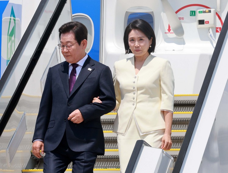 1박2일 일정으로 일본을 방문하는 이재명 대통령과 김혜경 여사가 23일 일본 도쿄 하네다공항에 도착해 공군 1호기에서 내리고 있다. /연합뉴스 