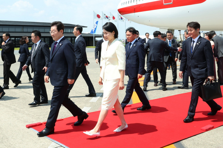 1박2일 일정으로 일본을 방문하는 이재명 대통령과 김혜경 여사가 23일 일본 도쿄 하네다공항에 도착하고 있다. /연합뉴스 